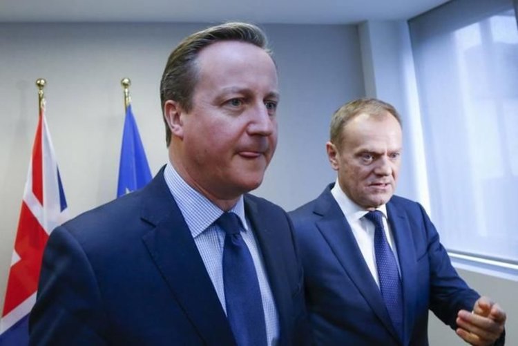 Камерън: Еврото виси на косъм