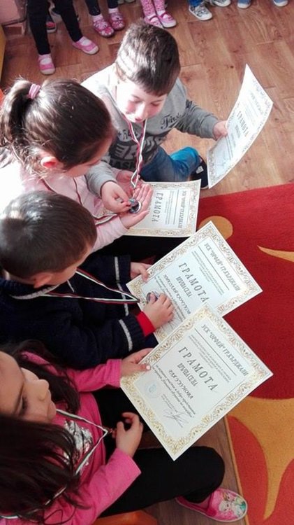 Медали и грамоти за най-мъничките волейболисти на Кърджали