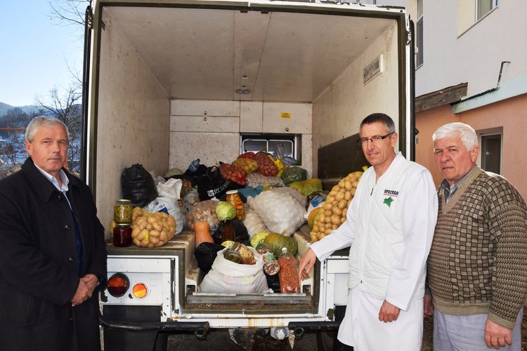 Падинци дариха болницата в Ардино с био хранителни продукти