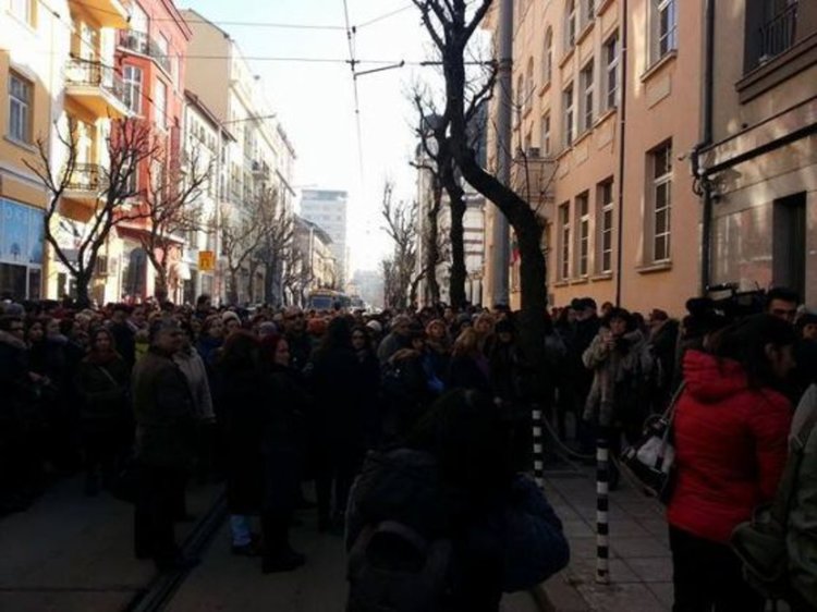 Стотици съдии на протест пред ВСС: Цацаров долу!