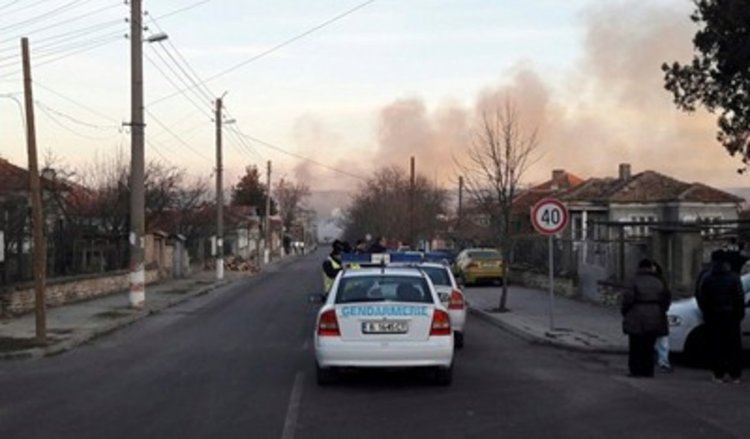 Загинали са двама в къща до релсите  