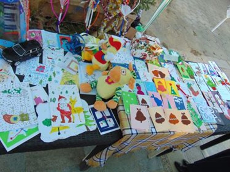 Горещ чай за всички в студа и коледен базар на БЧК в Крумовград