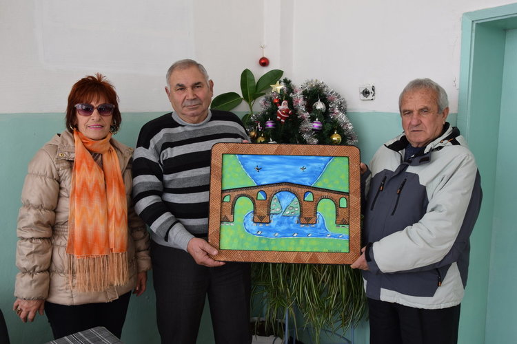 Майстор-дърворезбар дари уникална картина на Клуба на пенсионера в Ардино