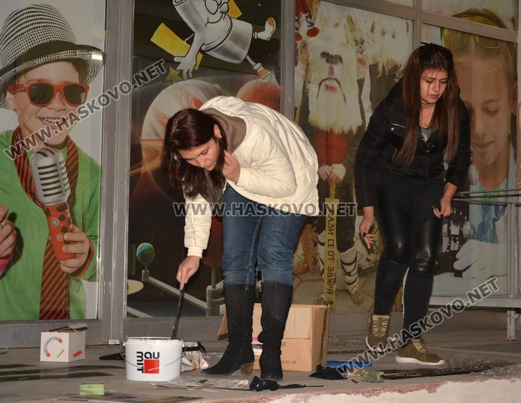 Рисуват стълбището към Младежкия като лавица с книги