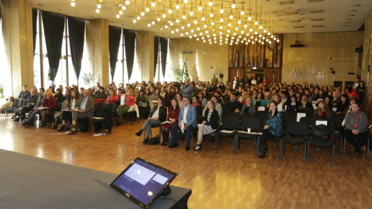 На 14% от учениците им се налага да работят