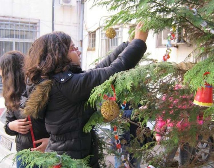 Деца от ОДК украсиха елхата на  Данъчното с ръчни гирлянди и играчки