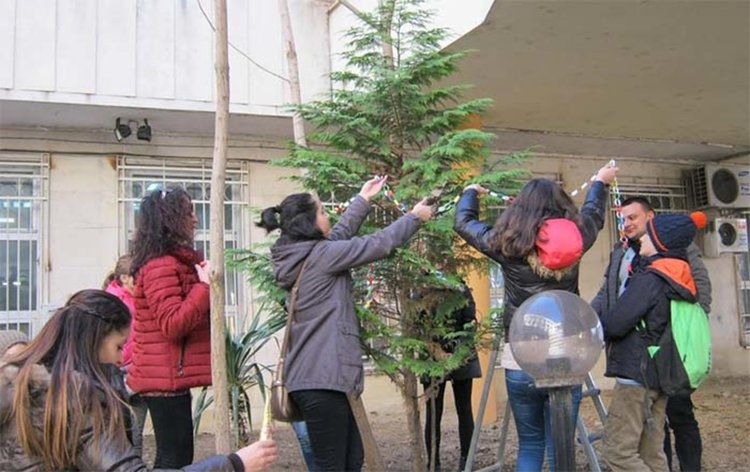 Деца от ОДК украсиха елхата на  Данъчното с ръчни гирлянди и играчки