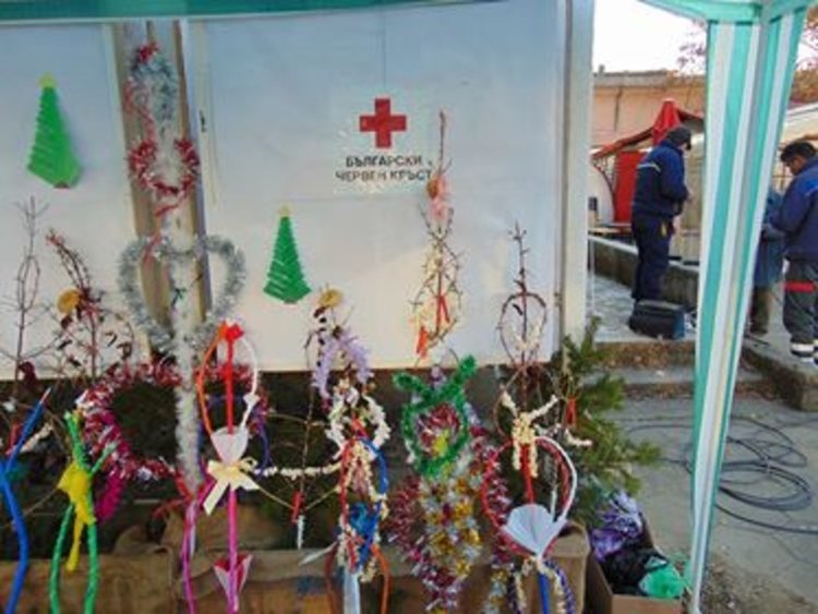 Горещ чай за всички в студа и коледен базар на БЧК в Крумовград