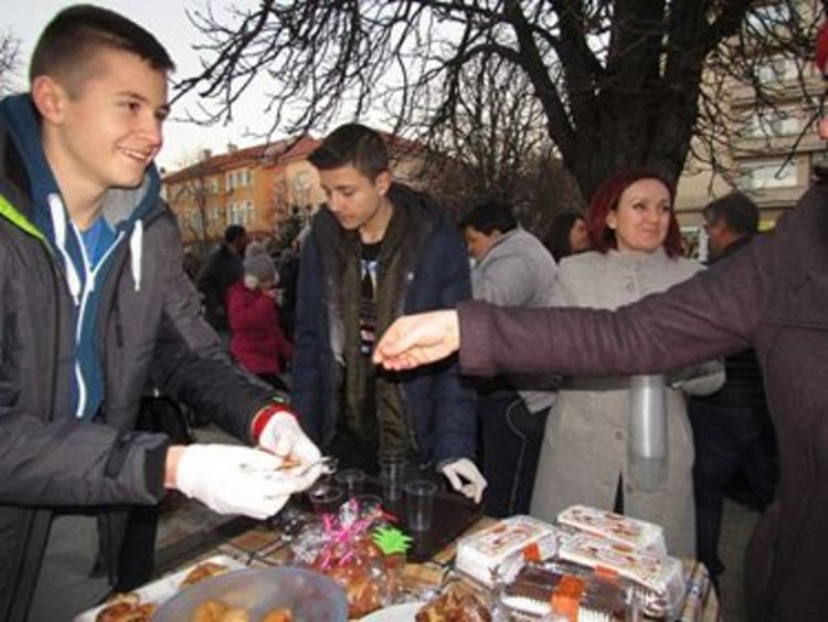 Горещ чай за всички в студа и коледен базар на БЧК в Крумовград