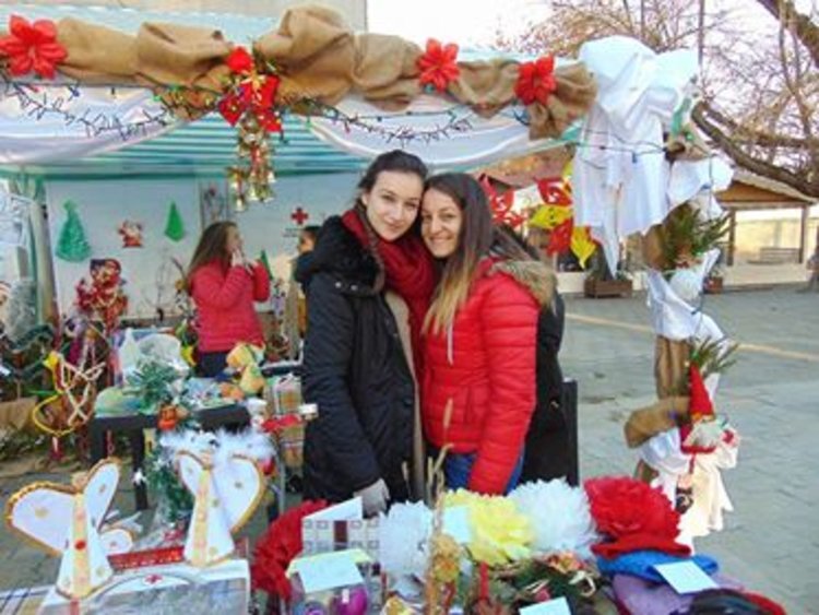 Горещ чай за всички в студа и коледен базар на БЧК в Крумовград