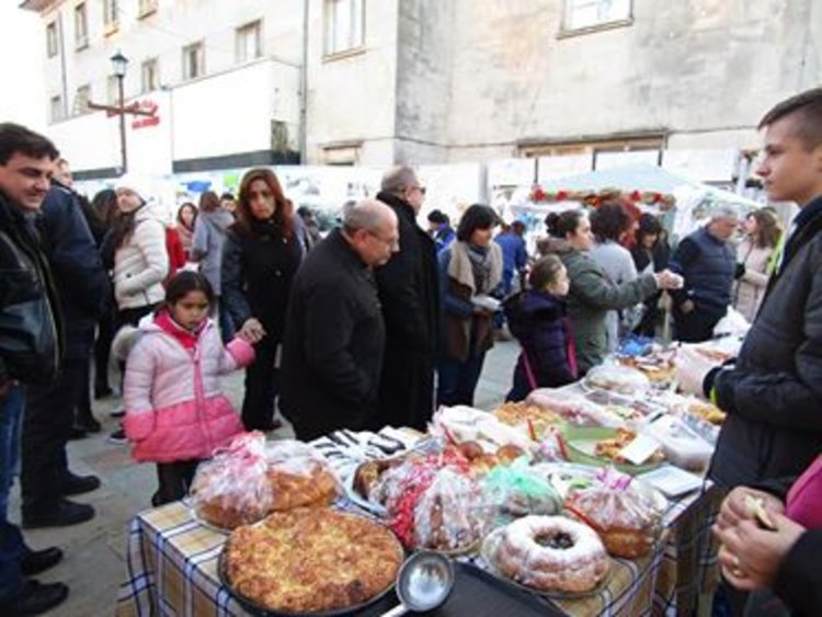 Горещ чай за всички в студа и коледен базар на БЧК в Крумовград
