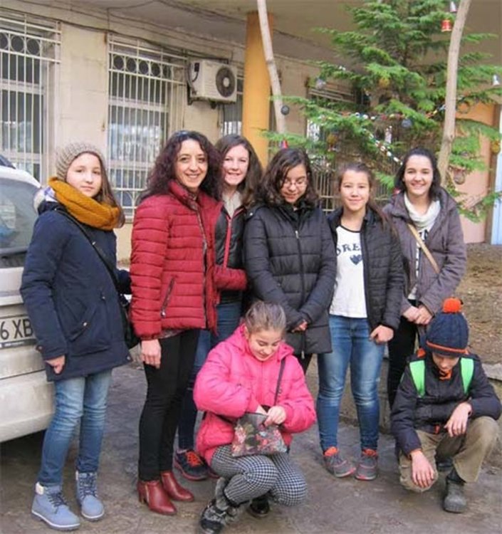 Деца от ОДК украсиха елхата на  Данъчното с ръчни гирлянди и играчки