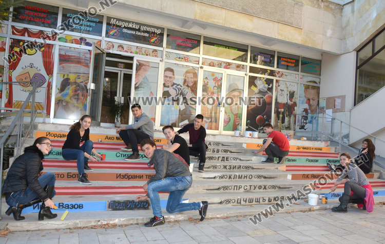 Рисуват стълбището към Младежкия като лавица с книги