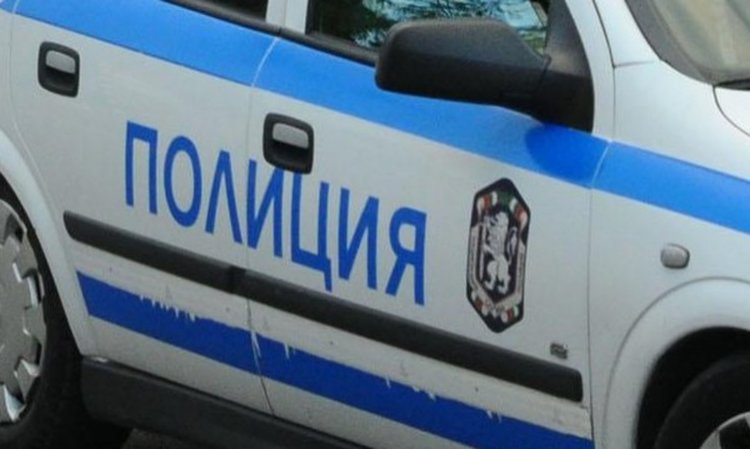 ТИР се обърна на магистрала, разпиля товара си