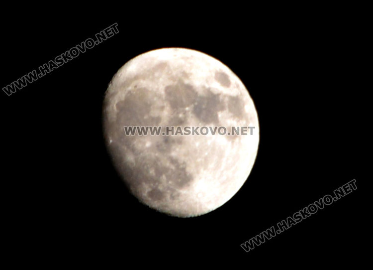 Прекрасна луна озари Хасково тази вечер