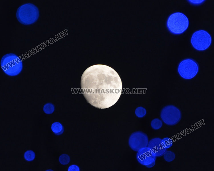 Прекрасна луна озари Хасково тази вечер