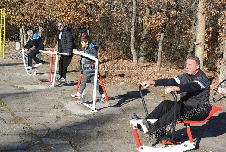 Топлото в неделя заведе хасковлии край язовирите и в парка