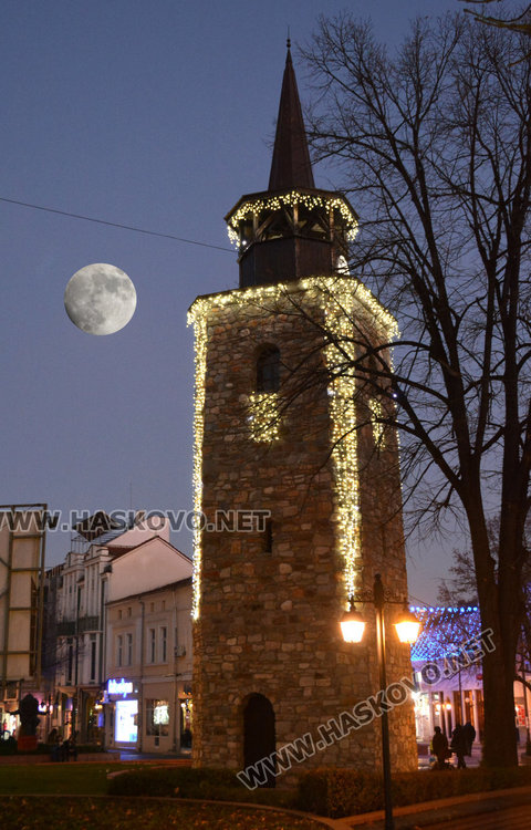 Прекрасна луна озари Хасково тази вечер