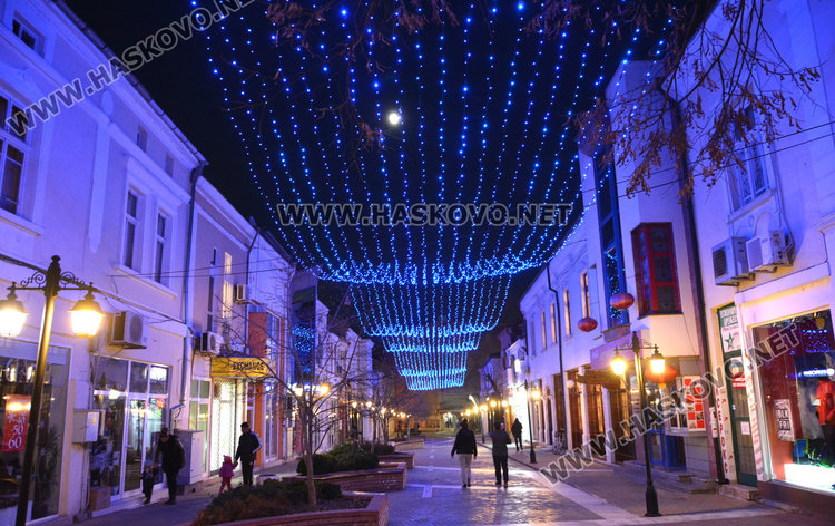 Прекрасна луна озари Хасково тази вечер