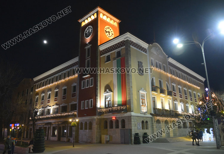 Прекрасна луна озари Хасково тази вечер