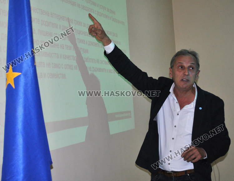 Обучават приемните родители за отглеждане на деца с увреждания