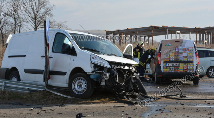 Търговец на сирене предизвика верижна катастрофа край Хасково