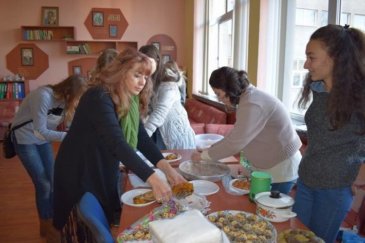 Вкусна коледна трапеза, обичаи и подарък за любима учителка в навечерието на Коледа