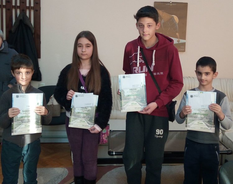 Каравеловци получиха стипендиите си по наредбата за даровити деца