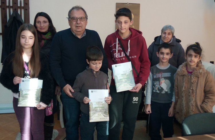 Каравеловци получиха стипендиите си по наредбата за даровити деца