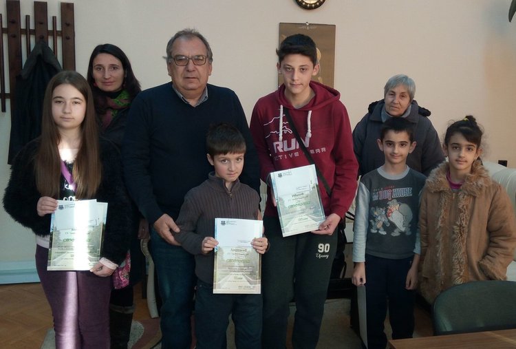 Каравеловци получиха стипендиите си по наредбата за даровити деца