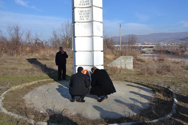 Почетоха паметта на загиналите във водите на река Върбица военни