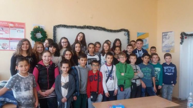 Петокласниците от „Паисий“ даряват децата от Дом „Майка и дете“