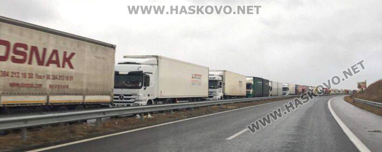 Камиони в 10-километрова опашка по границата с Турция при Капитан Андреево