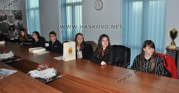 12 млади фотографи показват Хасково в календара за 2017-а