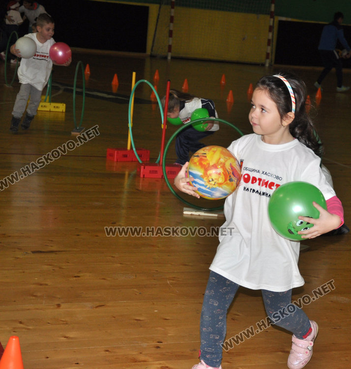 Десетки деца станаха „спортисти на градината” в коледна надпревара
