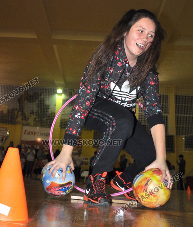 Десетки деца станаха „спортисти на градината” в коледна надпревара