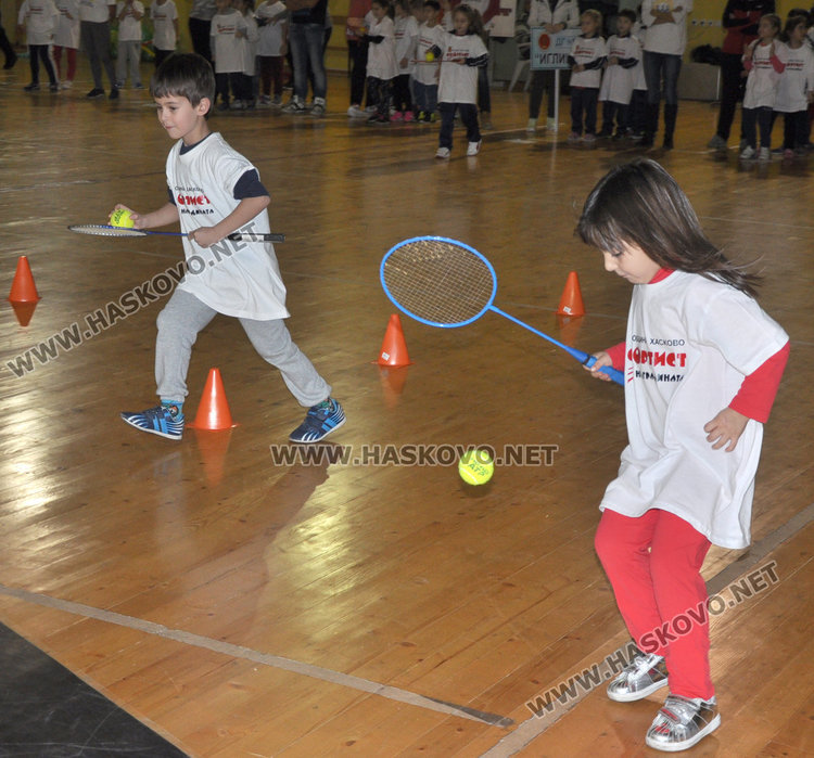 Десетки деца станаха „спортисти на градината” в коледна надпревара