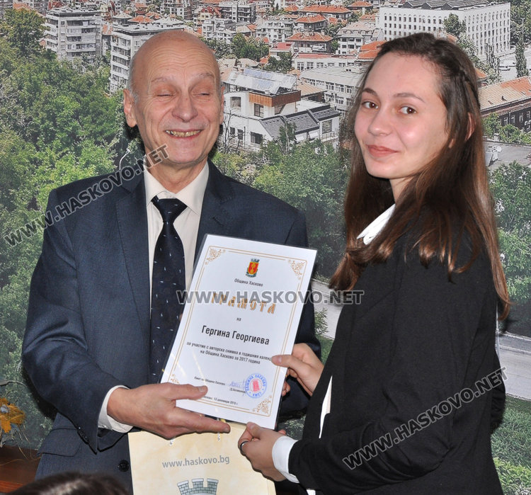 12 млади фотографи показват Хасково в календара за 2017-а