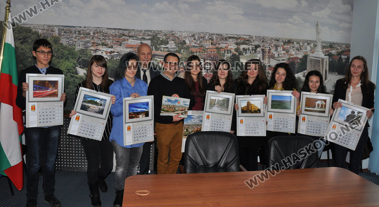 12 млади фотографи показват Хасково в календара за 2017-а