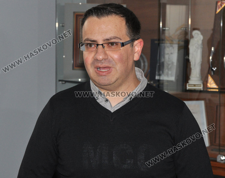 Ръководителят на школата по фотография Славян Костов