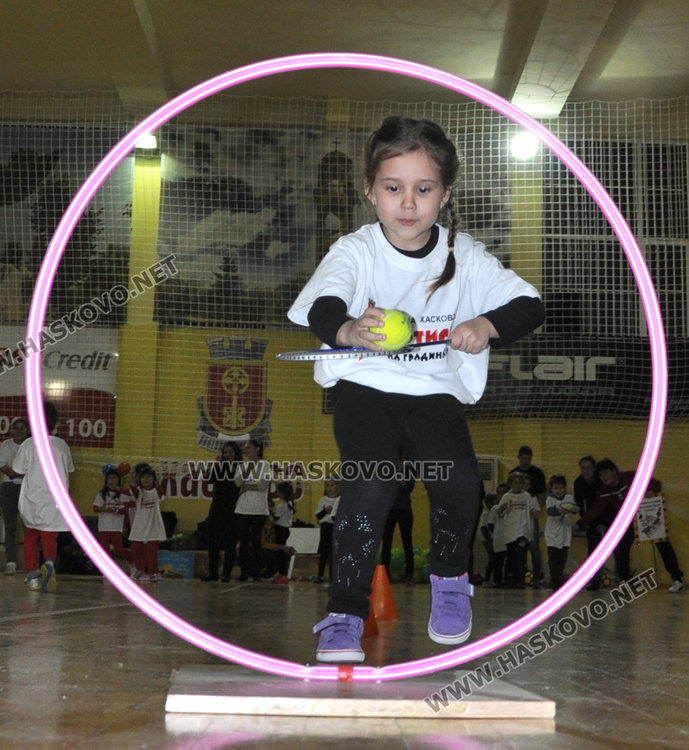 Десетки деца станаха „спортисти на градината” в коледна надпревара