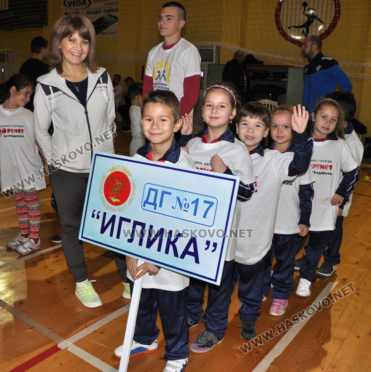 Десетки деца станаха „спортисти на градината” в коледна надпревара