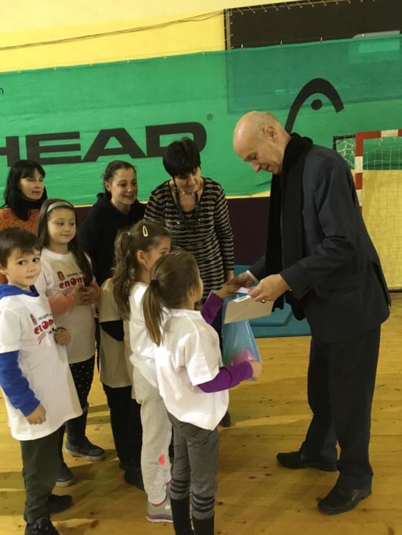 Десетки деца станаха „спортисти на градината” в коледна надпревара