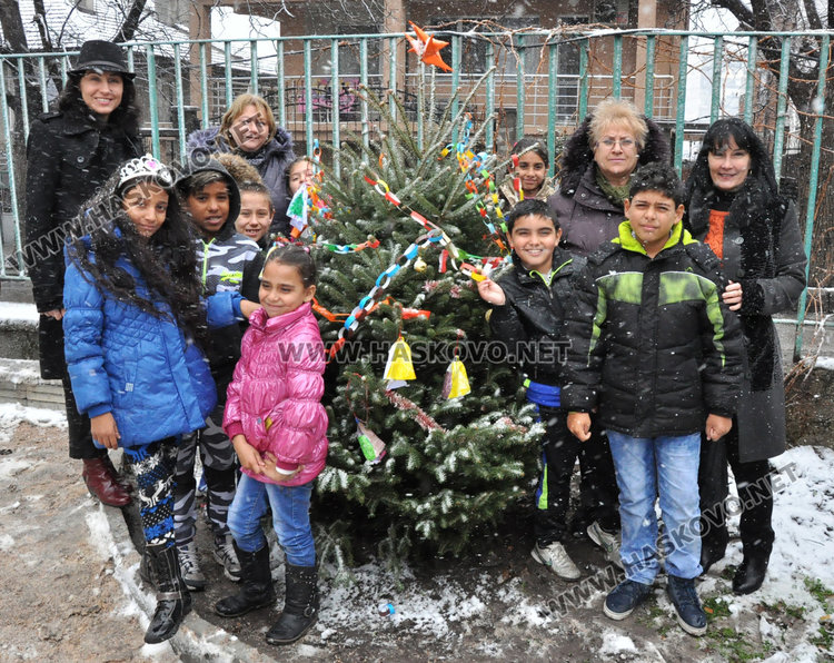 Две рожденички - директор и 3-класничка, засадиха елхата в „Раковски“
