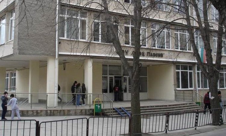 Ученици преписват част от „История славянобългарска“ в почит на патрона си