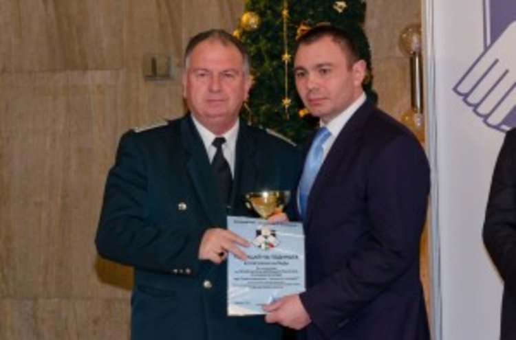 Славчо Янев /вляво / получава колективната наградата през 2014 г за " полицай на годината" от тогавашният глав.сек на МВР Светлозар Лазаров  