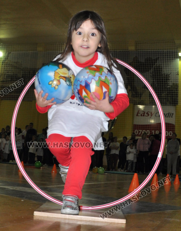 Десетки деца станаха „спортисти на градината” в коледна надпревара