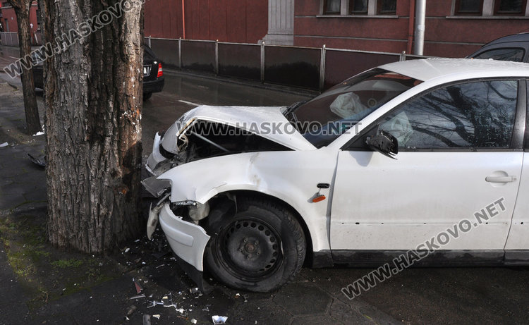 За час: Ауди се заби в дърво, второ -във Форд