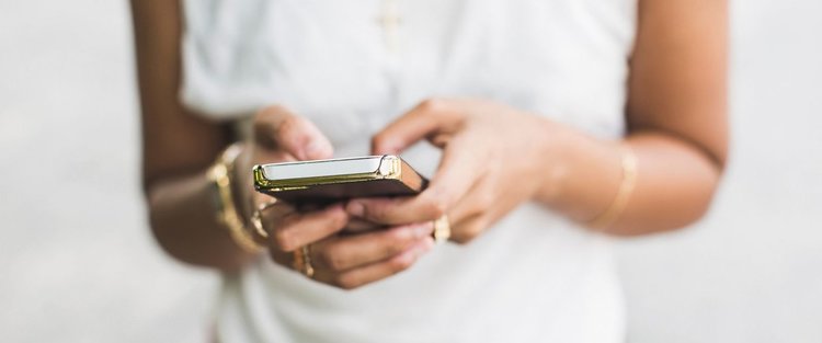 Какво да правите ако го хванете да рови в телефона ви?