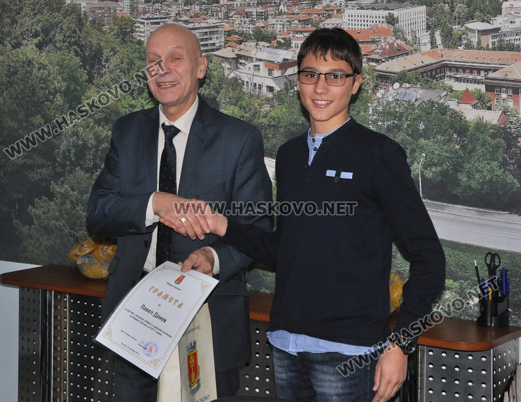 12 млади фотографи показват Хасково в календара за 2017-а